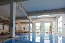 Подогреваемый бассейн в отеле „Флора парк”