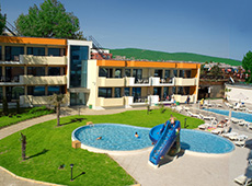 Зеленая территория отеля «Гларус» в Болгарии