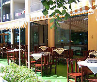 Столики на террасе ресторана в отеле «Калиакра Палас»