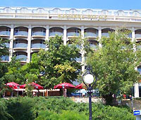 Отель «Калиакра Палас» в окружении зелени