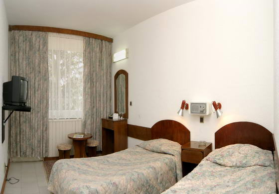 Спальные места в номере отеля "Камелия"