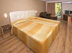 Уютная кровать в номере отеля «Котва»