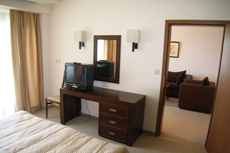 Спальня и гостиная в апартаменте отеля «Лотос»