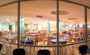 Ресторан с террасой в отеле „Нептун Бич” 