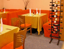 Сервированные столики в ресторане отеля "Мадара"