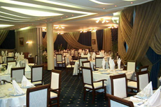 Столики в ресторане отеля «Мираж»