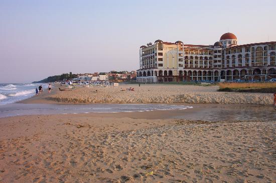 Песчаный пляж Болгарии неподалеку от отеля «Мирамар» 