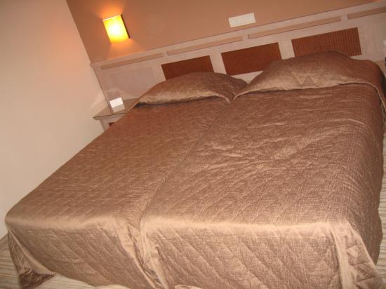 Спальня в номере отеля «Мирамар» 