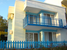 Сине-белое здание отеля с балконами