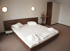 Двуспальная кровать в апартаменте отеля «Престиж Сити» 