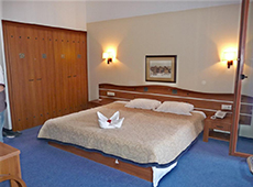 Двуспальная кровать в номере отеля «Риу Хелиос Палас»