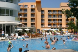 Отель с бассейном в отеле „Сан Палас”
