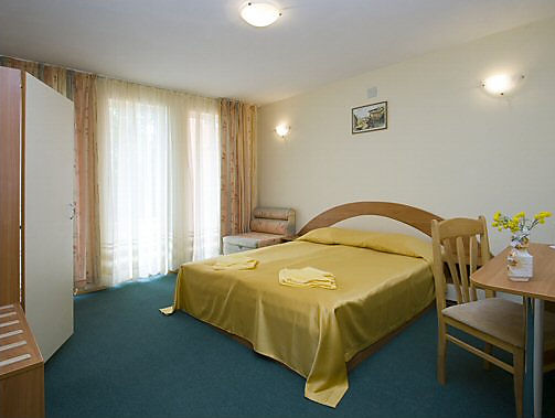 Просторная спальня в номере отеля «Виллы Валентина» 