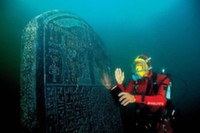 Британский музей приглашает туристов на выставку “Затонувшие города Египта”.