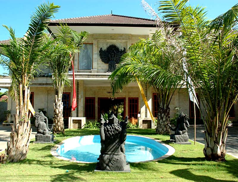 Отель Melka Excelsior Hotel 4* расположен в местечке Ловина на севере Бали. 