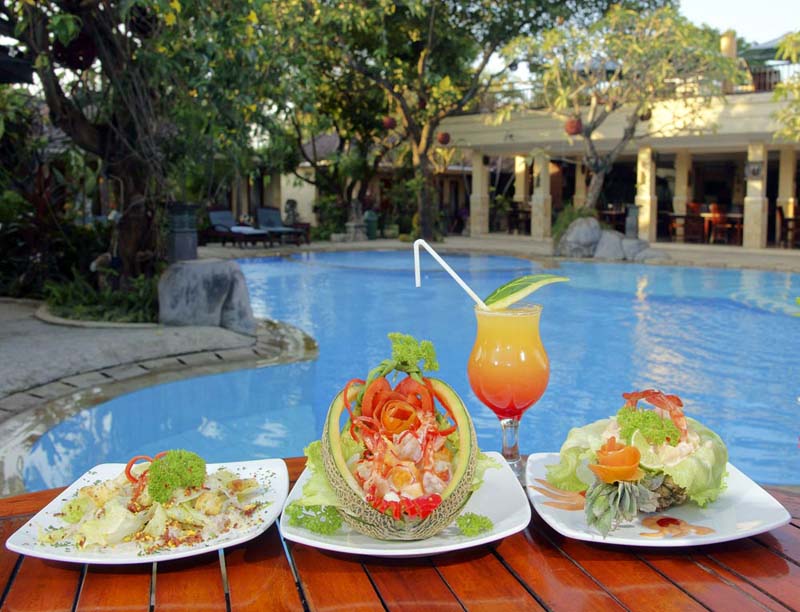Питание в отеле осуществляется по системе завтрак+обед+ужин, в меню много национальных блюд и фруктов. 