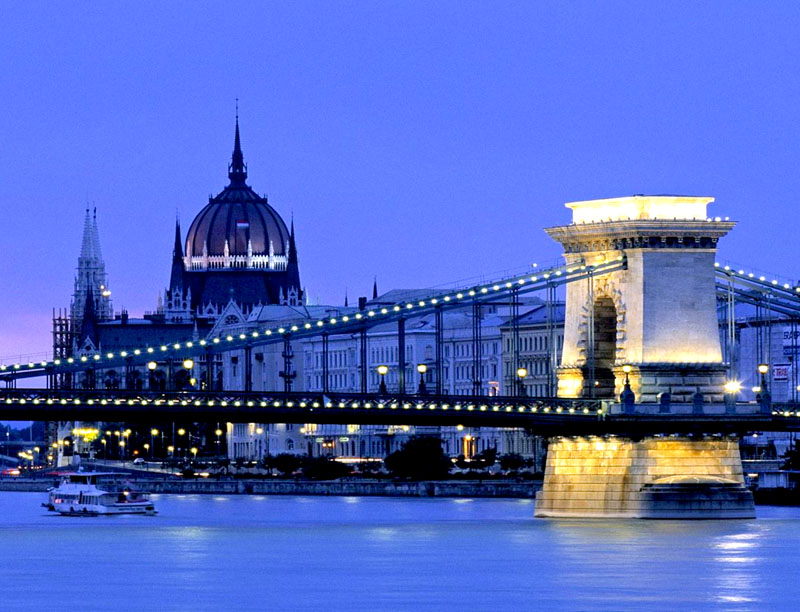 Не случайно, Будапешт называют Парижем Восточной Европы – здесь сосредоточены удивительные архитектурные ансамбли, парки, развалины римских построек и широкие проспекты, прогулка по которым подарит массу приятных эмоций.